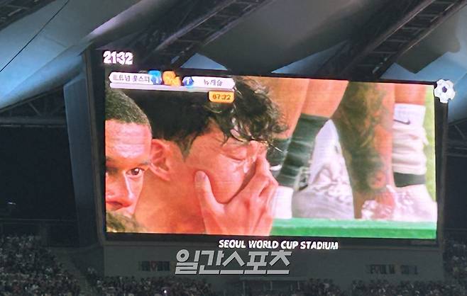 손흥민이 지난 8월 서울월드컵경기장에서 열린 뉴캐슬전을 마치고 벤치로 돌아가 눈물을 흘렸다. 사진=IS 포토