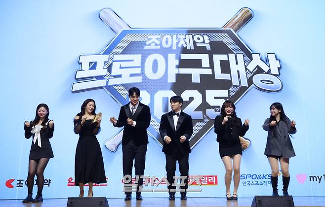 지난 2일 조아제약과 일간스포츠가 공동제정한 '2025 조아제약 프로야구 대상' 시상식에서 한화 응원단이 치어리더상을 수상하자 문동주, 문현빈이 무대에 올라 '아웃송 율동'을 함께했다. 김연정 치어리더(왼쪽 두 번째)가 두 선수를 부른 덕분이었다. 사진=특별취재단&nbsp;