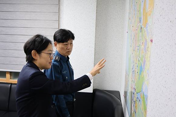 조지연 의원이 경산경찰서 숙원 사업인 남부파출소 신설 사업들을 살펴보고 있다 [사진=조지연 의원실]