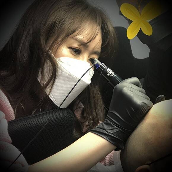김자은 라온뷰티 원장이 두피문신을 시술을 하고 있다. [사진=본인 제공]