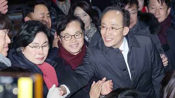 12·3 비상계엄 당시 의원들의 계엄 해제 표결 참여를 방해한 혐의를 받는 추경호 전 국민의힘 원내대표가 3일 구속영장이 기각돼 경기도 의왕 서울구치소를 나서고 있다. 연합뉴스