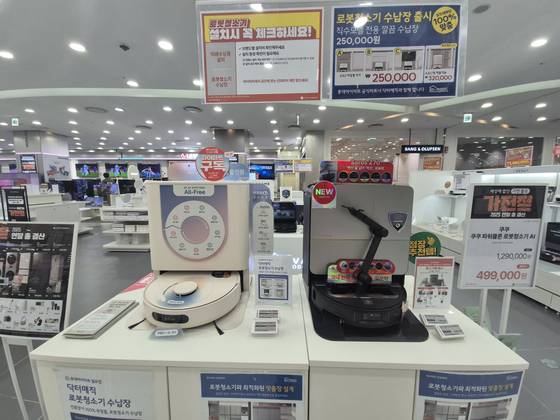 지난 2일 서울 송파구의 한 대형 가전 매장에 진열된 로봇청소기 모습. 이우림 기자