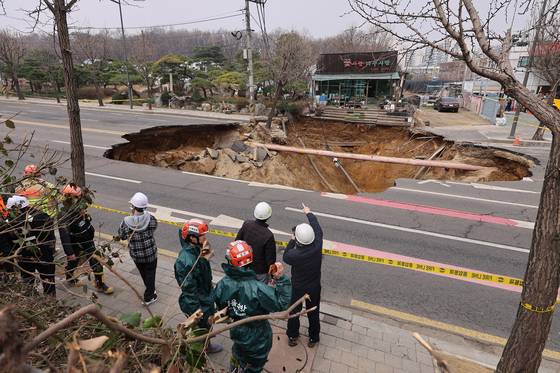 지난 3월 24일 강동구 대명초등학교 도로에서 전날 발생한 대형 땅꺼짐 현장의 모습. 연합뉴스