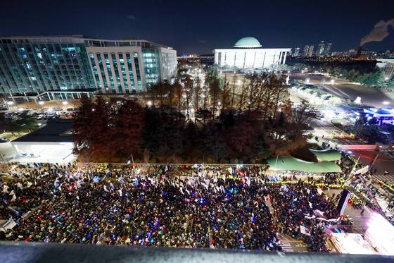 3일 국회의사당 정문 앞에서 열린 집회에서 참가자들이 응원봉을 들고 있다. 연합뉴스