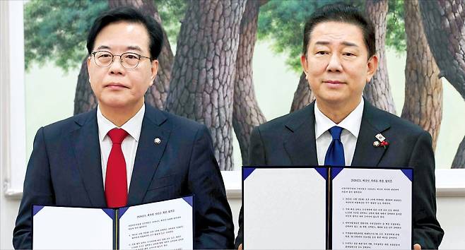 예산안 합의문 들어보이는 여야  더불어민주당과 국민의힘이 내년도 예산안을 처리하기로 2일 전격 합의했다. ﻿김병기 민주당 원내대표(오른쪽)와 송언석 국민의힘 원내대표가 이날 국회에서 서명한 ‘2026년도 예산안 처리를 위한 합의문’을 들어 보이고 있다.  뉴스1