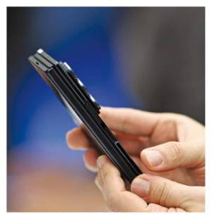 ‘갤럭시 Z 트라이폴드’를 접었을 때 모습. 두께가 한 번 접는 갤럭시 Z폴드6(12.1㎜)와 큰 차이가 없다.  연합뉴스