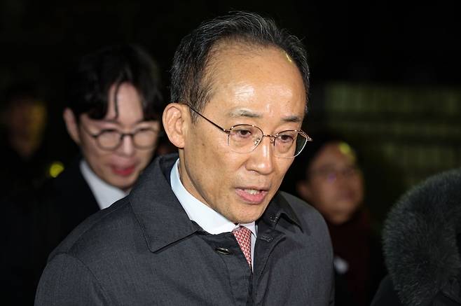 12·3 비상계엄 해제 요구안 표결 방해 의혹을 받는 추경호 국민의힘 의원이 2일 밤 서울 서초구 서울중앙지방법원에서 열린 구속 전 피의자 심문(영장실질심사)을 받은 후 대기장소인 서울구치소로 향하고 있다.  / 사진=뉴스1