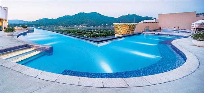 아쿠아필드 하남점 야외 인피니티풀. 조선호텔앤리조트 제공