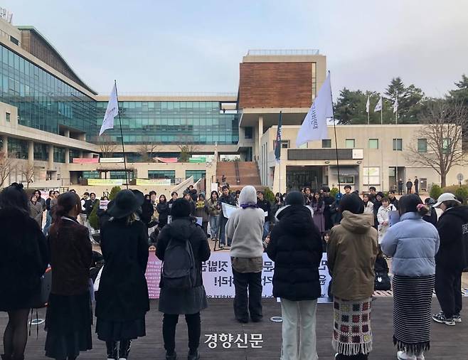 한국예술종합학교 학생들이 지난해 12·3 불법계엄 당일 학교가 통제됐던 것 관련 진상 규명을 요구하는 집회를 열고 있다. 여인서씨 제공