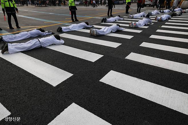 30일 이주노동자차별철폐네트워크 주최로 열린 \'더 이상 죽이지 말라 강제단속 중단하라\' 오체투지에서 고 뚜안씨의 유족이 오체투지 하며 정부서울청사로 향하고 있다. 정효진 기자