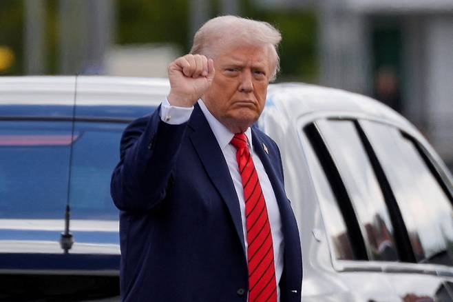 U.S. President Donald Trump gestures as he departs Walter Reed National Military Medical Center following his annual physical exam, in Bethesda, Maryland, on Oct. 10. [REUTERS/YONHAP]