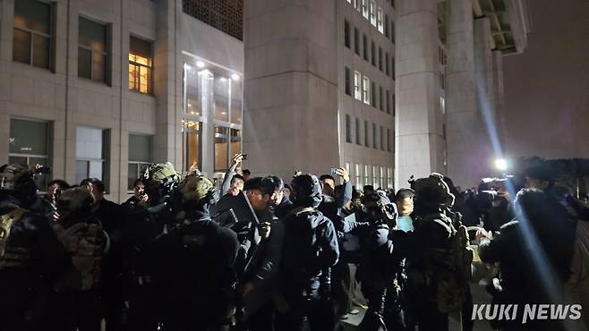 지난해 12월4일 오전 0시5분쯤 국회 앞 상황. 이승은 기자&nbsp;