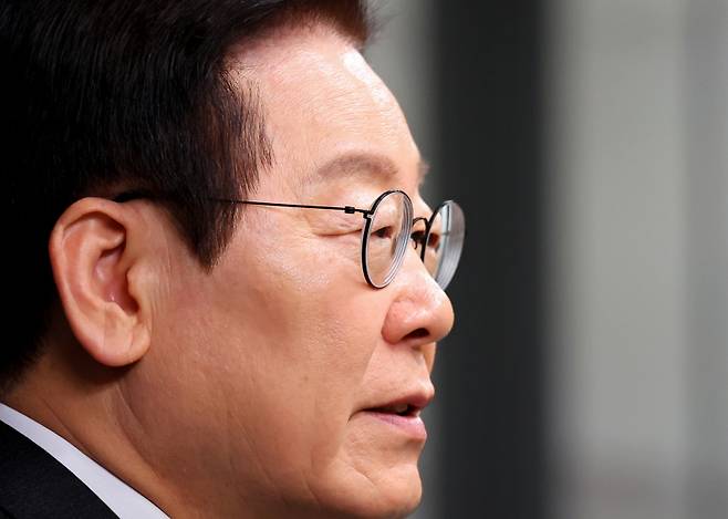 이재명 대통령이 12·3 비상계엄 사태 1주년인 3일 용산 대통령실에서 빛의 혁명 1주년 대국민 특별성명을 발표하고 있다. 연합뉴스