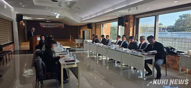 충남도는 3일 예산군 봉수산 수목원 회의실에서 쎈(SSEn)농위원회 임산업분과 위원과 도 산림 공무원 등 20여 명이 참석한 가운데, ‘2025년 쎈농위원회 임산업분과 하반기 회의’를 개최했다.&nbsp;