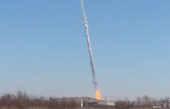 중국의 첫 재사용 로켓인 주췌-3호의 1단 발사체가 3일 지상으로 추락하고 있다. 웨이보