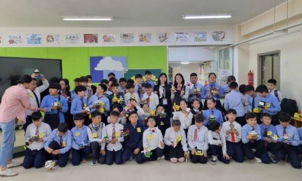 몽골 올란바토르 44번 학교의 학생들이 완성한 철새 모형을 들고 기념 촬영을 하고 있다. 인천시교육청 제공