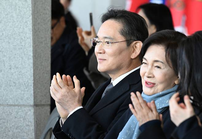 이재용 삼성전자 회장과 홍라희 리움미술관 명예관장이 28일 경남 창원시 진해구 해군사관학교에서 열린 '제139기 해군사관후보생 임관식'에 참석해 있다. / 사진=연합뉴스