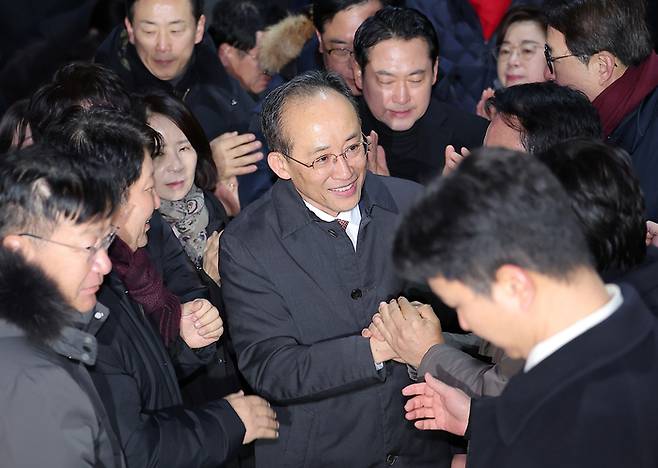 12·3 비상계엄 해제 요구안 표결 방해 의혹을 받는 추경호 국민의힘 의원이 3일 새벽 구속 영장이 기각된 후 경기도 의왕시 서울구치소를 나서며 동료 의원들과 인사하고 있다. [뉴스1]