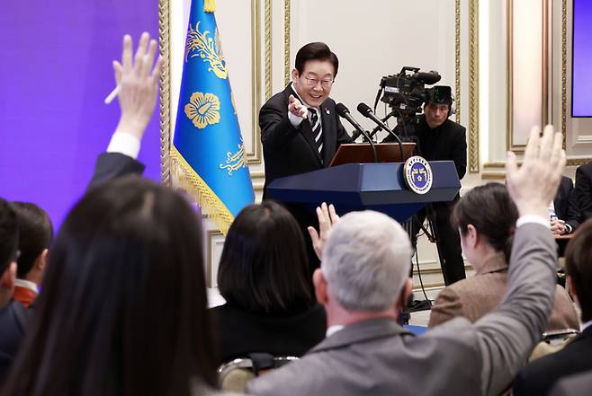 이재명 대통령 ‘질문하세요’  [대통령실통신사진기자단]
