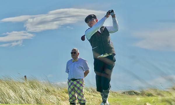 히코리 클럽으로 티샷하는 모습.