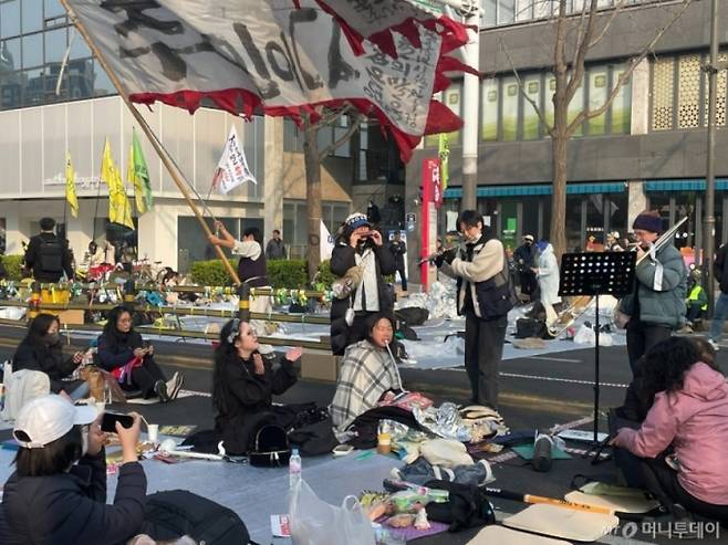 서울 헌법재판소 인근에서 윤석열 대통령 탄핵 선고를 앞두고 플루트를 부는 채윤씨(20) 모습이 지난 4월4일 오전 본지 카메라에 잡혔다. 채씨는 계엄 사태 이후 탄핵 찬성 집회에 참여하며 플루트를 연주했다. /사진=머니투데이.