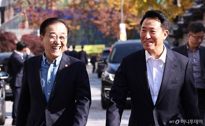 (서울=뉴스1) 구윤성 기자 = 김윤덕 국토교통부 장관(왼쪽)과 오세훈 서울시장이 13일 서울 중구의 한 한식당에서 오찬 면담을 마친 뒤 브리핑 장소로 이동하며 대화하고 있다. 2025.11.13/뉴스1  Copyright (C) 뉴스1. All rights reserved. 무단 전재 및 재배포,  AI학습 이용 금지. /사진=(서울=뉴스1) 구윤성 기자