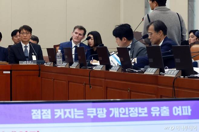 [서울=뉴시스] 고승민 기자 = 박대준 쿠팡 대표이사가 3일 서울 여의도 국회에서 열린 정무위원회의 쿠팡 개인정보 유출 관련 현안질의에서 의원 질의를 듣고 있다. 2025.12.03. kkssmm99@newsis.com /사진=고승민