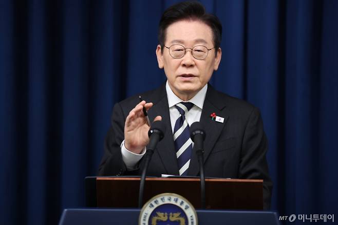 (서울=뉴스1) 허경 기자 = 이재명 대통령이 3일 서울 용산 대통령실 청사에서 ‘빛의 혁명 1주년, 대통령 대국민 특별성명’을 발표 후 취재진 질문에 답하고 있다 2025.12.3/뉴스1  Copyright (C) 뉴스1. All rights reserved. 무단 전재 및 재배포,  AI학습 이용 금지. /사진=(서울=뉴스1) 허경 기자