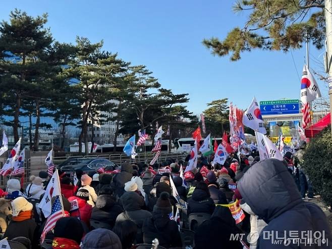 3일 오후 서울 영등포구 국회의사당역 3번 출구 앞에서 열린 '신자유연대' 집회에 참여한 시민들의 모습. /사진=최문혁 기자.