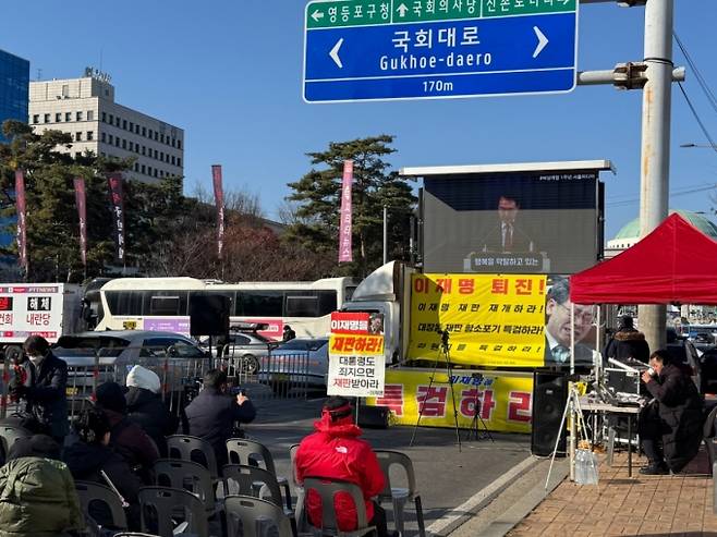 3일 오후 서울 영등포구 국회의사당역 3번 출구에서 보수단체 '신자유연대' 집회가 열렸다. 사진은 지난해 12월3일 윤석열 전 대통령의 비상계엄령 선포 영상을 시청하는 집회 참가자들의 모습. /사진=최문혁 기자