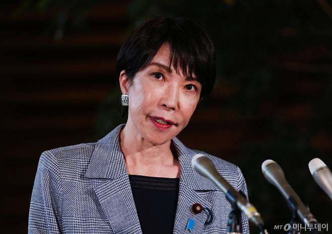 지난달 25일 다카이치 사나에 일본 총리가 도쿄 총리관저에서 취재진에게 도널드 트럼프 미국 대통령과의 전화 통화에 대해 설명하고 있다./로이터=뉴스1