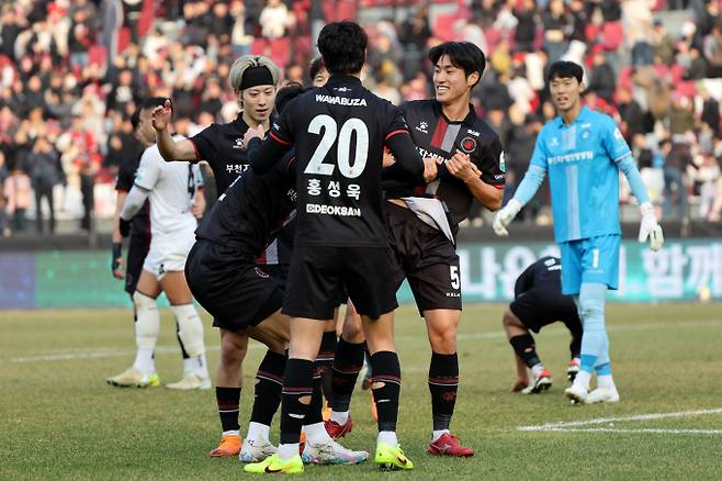 부천FC1955가 창단 첫 승강 플레이오프에 진출했다. 사진은 성남FC를 꺾고 승강 플레이오프에 진출한 부천 선수단. /사진=뉴스1