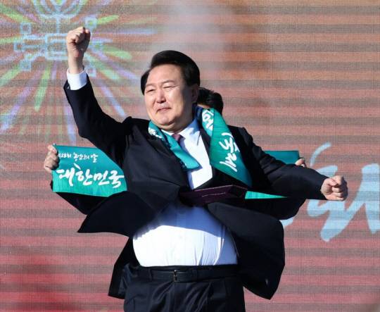 윤석열 전 대통령이 2023년 11월10일 오후 경기 수원 팔달구 서호 잔디광장에서 열린 제28회 농업인의 날 기념식에서 어퍼컷 세리머니를 하고 있다. 연합뉴스
