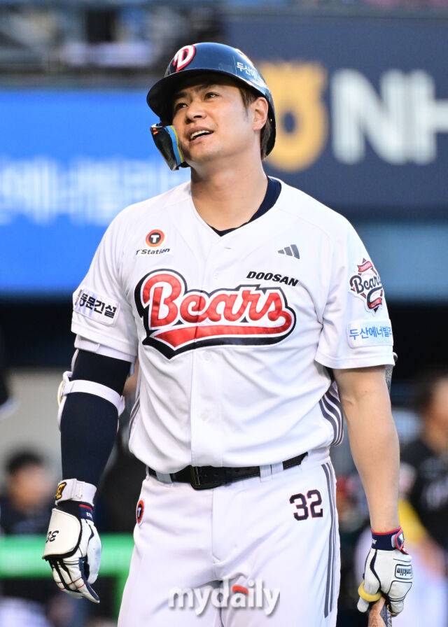 30일 오후 서울 잠실구장에서 진행된 '2025 신한 SOL뱅크 KBO 리그' KT-두산의 경기. 두산 김재환이 3회말 2루수 플라이 아웃을 당한 뒤 아쉬워 하고 있다./마이데일리