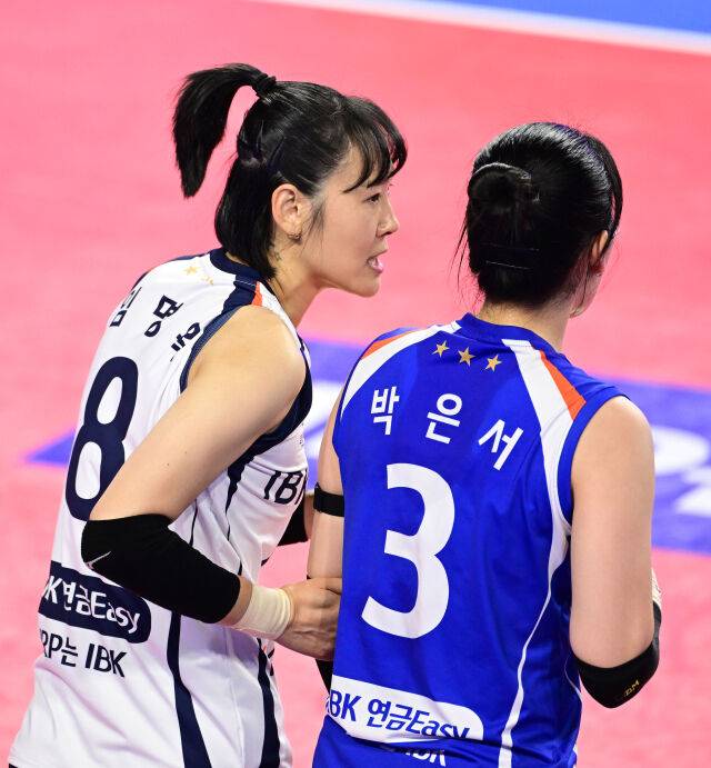 임명옥이 박은서에게 상황을 설명하며 격려하고 있다 / 한국배구연맹(KOVO)