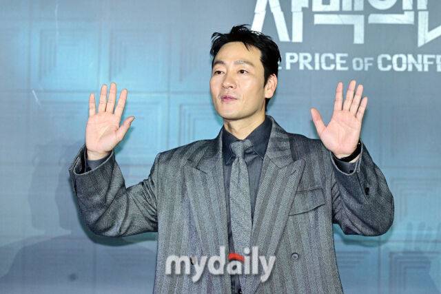 2025년 12월 3일 오후 용산 CGV에서 진행된 넷플릭스 시리즈 ’자백의 대가’ 언론시사회에서 박해수가 포즈를 취하고 있다.넷플릭스 시리즈 ‘자백의 대가’는 남편을 죽인 용의자로 몰린 윤수(전도연 분)와 마녀로 불리는 의문의 인물 모은(김고은 분), 비밀 많은 두 사람 사이에서 벌어지는 일을 그린 미스터리 스릴러.