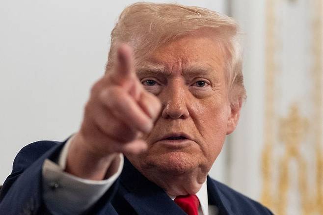 도널드 트럼프 미국 대통령이 27일(현지 시간) 플로리다 팜비치 마러라고 리조트에서 추수감사절 맞이 군인들과의 통화 이후 기자들과 대화하고 있다. [AP]