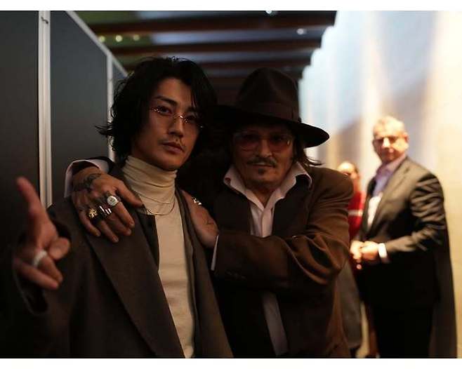 아카니시 진 소셜미디어