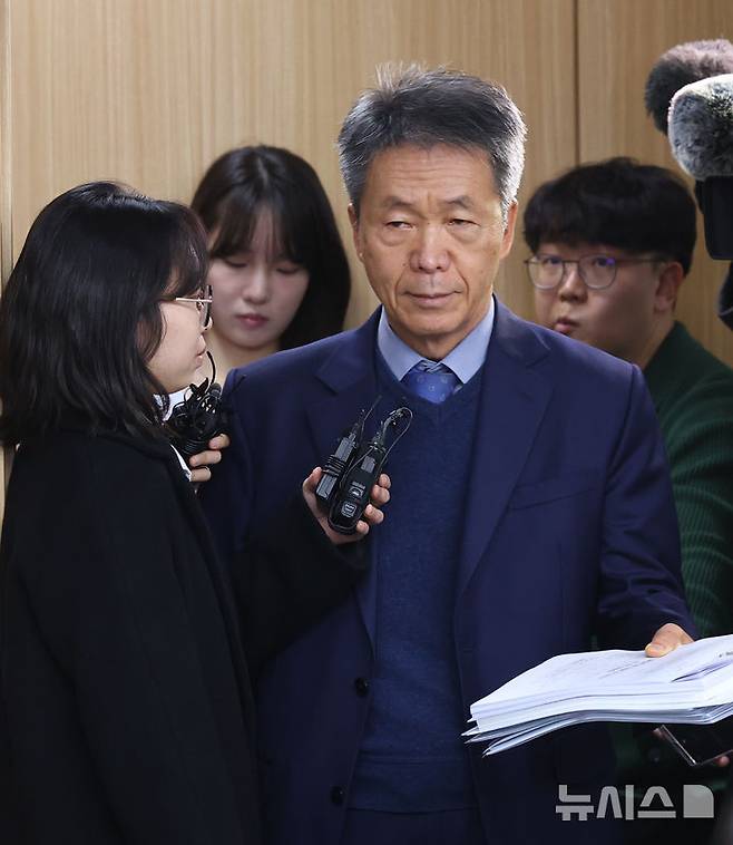 [서울=뉴시스] 박주성 기자 = 김용원 국가인권위원회 상임위원이 1일 오후 서울 중구 국가인권위원회에서 열린 제22차 전원위원회의에 참석하며 취재진 질문을 받고 있다. 이날 양평 공무원 사망 사건과 관련해 민중기 특별검사팀의 인권침해가 있었는지 검토하는 직권조사 결과 보고서를 의결한다. 2025.12.01. park7691@newsis.com