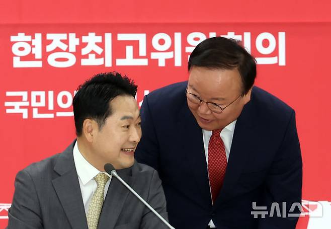 [부산=뉴시스] 하경민 기자 = 장동혁 국민의힘 대표가 15일 부산 수영구 부산시당에서 열린 현장 최고위원회에 참석, 김재원 의원과 대화하고 있다. 2025.09.15. yulnetphoto@newsis.com