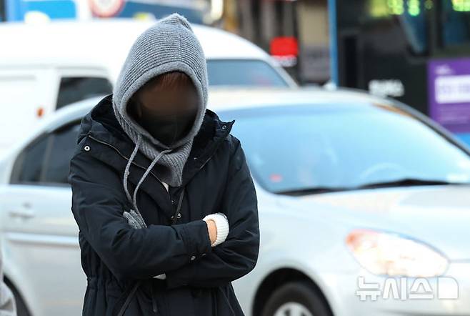 [서울=뉴시스] 최진석 기자 = 전국 대부분 지역의 아침 기온이 영하권에 들어선 2일 서울 종로구 세종대로 사거리에서 시민이 출근길 발걸음을 재촉하고 있다. 2025.12.02. myjs@newsis.com