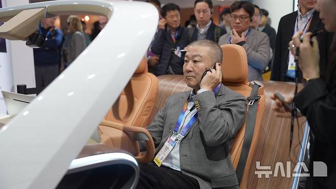 [라스베이거스=뉴시스]구자은 LS 회장이 9일(현지시간) 세계 최대 가전·정보기술(IT) 전시회 ‘CES 2025’가 열리는 미국 라스베이거스 센트럴홀 내 LG전자 전시관에서 AI 기반 콘셉트 차량에 탑승해 인캐빈 센싱 설루션을 체험하고 있다. (사진=LS그룹 제공) photo@newsis.com