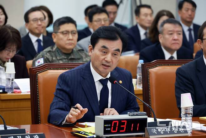 [서울=뉴시스] 고승민 기자 = 안규백 국방부 장관이 5일 서울 여의도 국회에서 2026년도 예산안, 기금운용계획안 등을 안건으로 열린 국방위원회 전체회의에서 의원 질의에 답하고 있다. 2025.11.05. kkssmm99@newsis.com