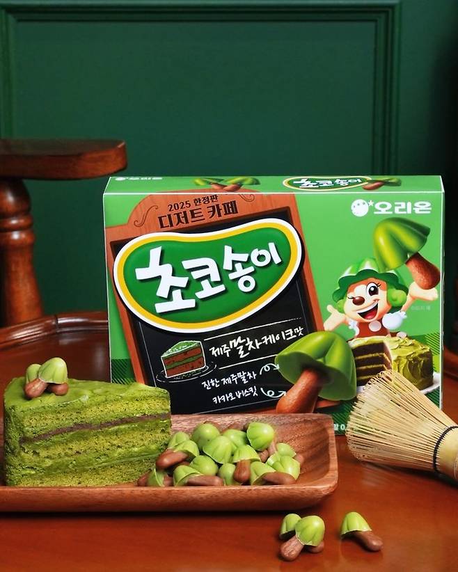 [서울=뉴시스] 오리온이 선보인 '디저트 카페 한정판 5종' 중 '초코송이 말차케이크맛이 뜨거운 반응을 보이고 있다. (사진=오리온 제공) 2025.12.03. photo@newsis.com *재판매 및 DB 금지