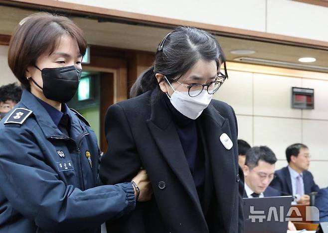 [서울=뉴시스] 사진공동취재단 = 도이치모터스 주가조작과 명태균 공천개입, 통일교 청탁·뇌물 수수 의혹 혐의 등으로 구속기소 된 김건희 씨가 3일 서울 서초구 서울중앙지방법원에서 열린 자본시장법 위반 혐의 결심 공판에 출석하고 있다. 2025.12.03. photo@newsis.com
