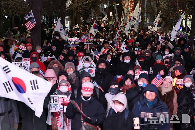 [서울=뉴시스] 황준선 기자 = 12·3 비상계엄 1년을 맞은 3일 밤 서울 여의도 국회 앞에서 보수단체 회원들이 윤석열 전 대통령의 비상계엄 선포 옹호 집회를 하고 있다. 2025.12.03. hwang@newsis.com
