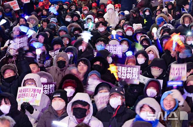 [서울=뉴시스] 황준선 기자 = 12·3 비상계엄 1년을 맞은 3일 밤 서울 여의도 국회 앞에서 열린 12.3 내란외환 청산과 종식, 사회대개혁 시민대행진에서 참석자들이 응원봉을 흔들고 있다. 2025.12.03. hwang@newsis.com