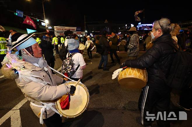 [서울=뉴시스] 황준선 기자 = 12·3 비상계엄 1년을 맞은 3일 밤 서울 여의도 국회 앞에서 열린 12.3 내란외환 청산과 종식, 사회대개혁 시민대행진에서 참석자들이 국민의힘 당사를 향해 행진하고 있다. 2025.12.03. hwang@newsis.com
