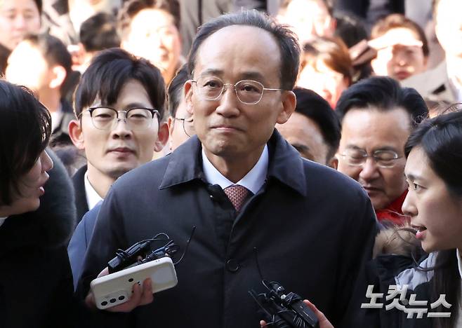 국회의 12·3 비상계엄 해제 의결 방해 의혹을 받는 추경호 전 국민의힘 원내대표가 2일 서울 서초구 서울중앙지방법원에서 열린 영장실질심사에 출석하고 있다. 류영주 기자