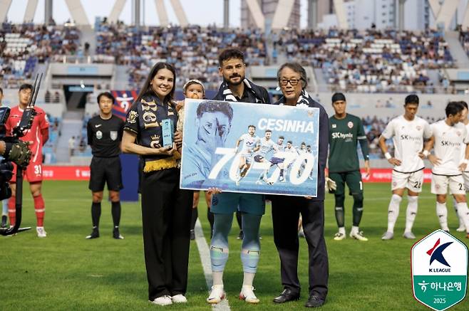 조광래 대표이사와 세징야. 한국프로축구연맹 제공